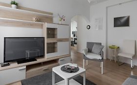 Lisinski Apartment With Private Parking